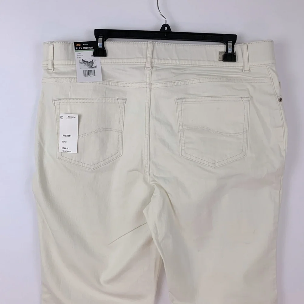 LEE Women's Plus Size Flex Motion Regular Fit 5 Pocket Capri Jean - Picture 8 of 9